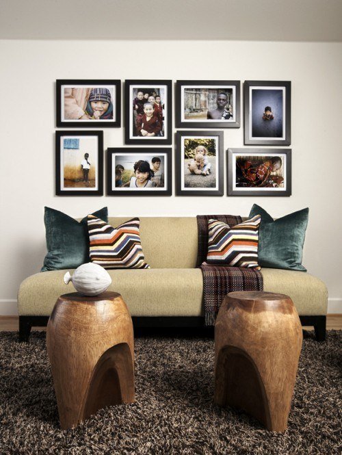 Design-en-fotovägg ovanför soffan