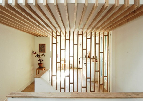 modern-lägenhet-interiör-trä-golv-tak
