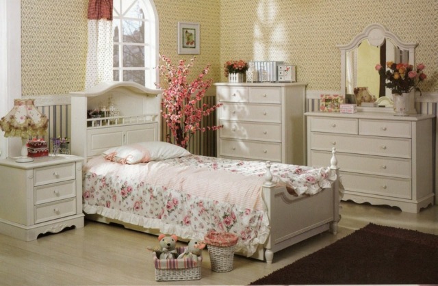 barnflicka romantiska blommotiv säng garderob