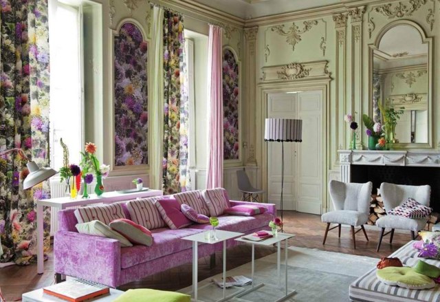 vardagsrum lila utsmyckade väggar fransk design
