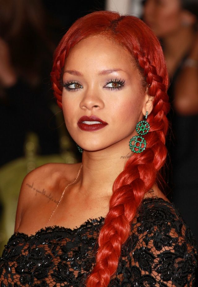 Fläta modern frisyr Stars Rihanna röd hårfärg
