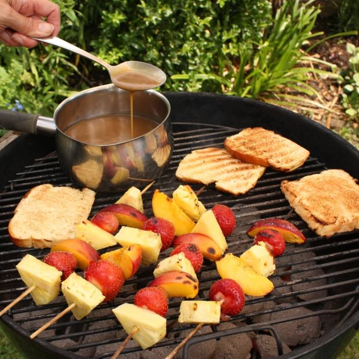 frukt på grillen shashlik-frukt-dessert-toffee-fondue