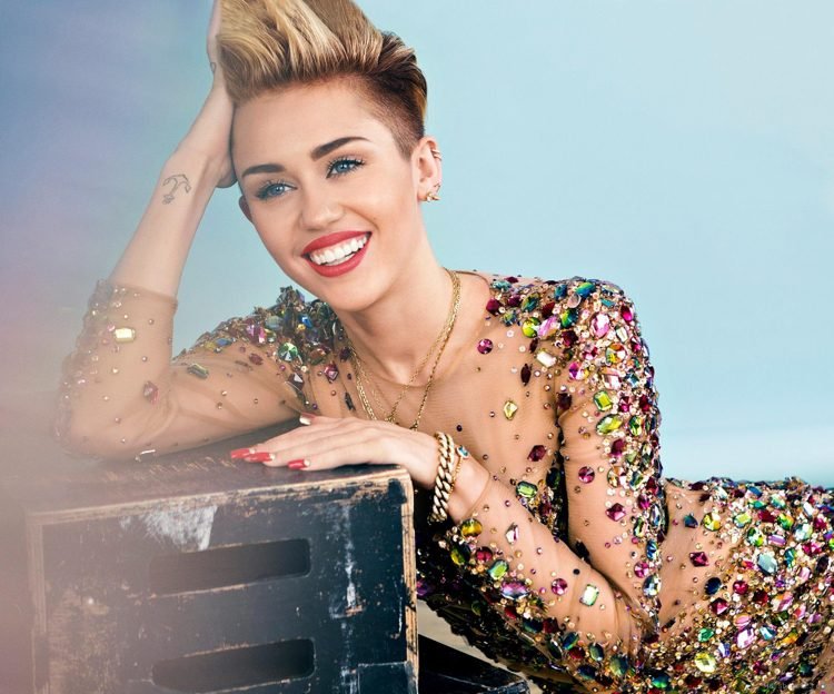 fräcka-kort-frisyrer-damer-stjärnor-underskuren-topp-hår-Miley-cyras
