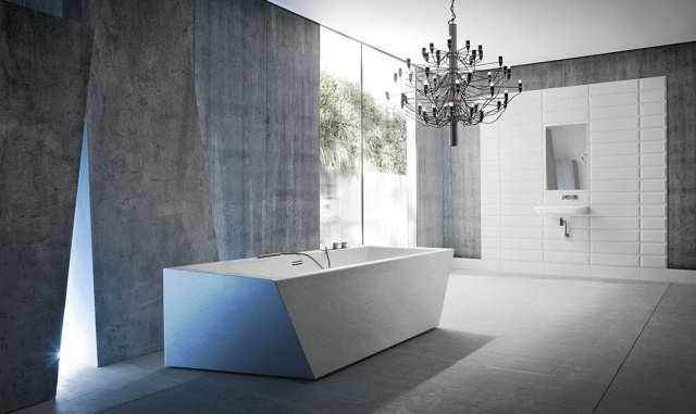 Badkar i betong, modernt varp-ljuskrona badrum