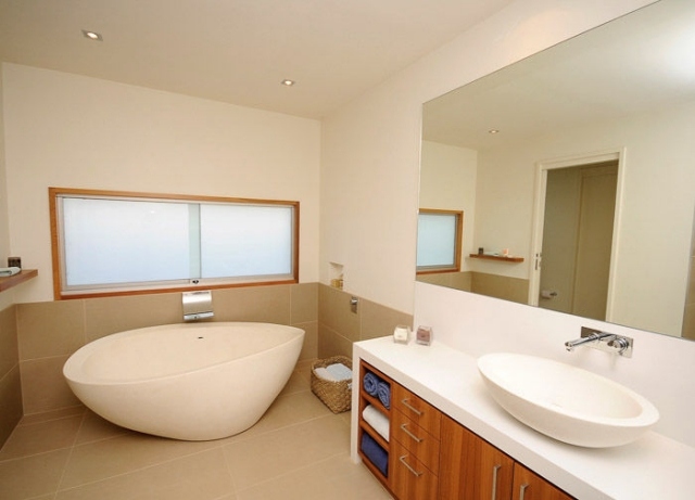 Asymmetrisk vit badkar-oval kontur-kant bad konstgjord sten-pion