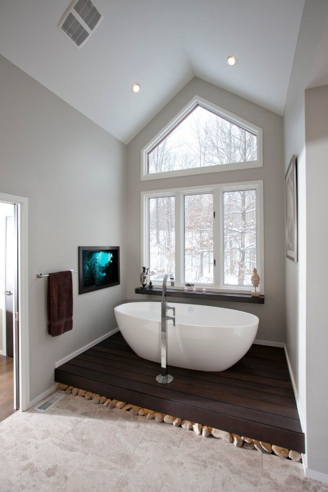 oval-badkar-upphöjda-piedestal-trä-placerade-direkt-vid-fönstret-