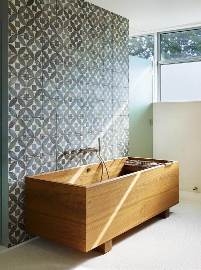 trä-badkar-fristående-retro-look-raklinje-design-minimalistisk