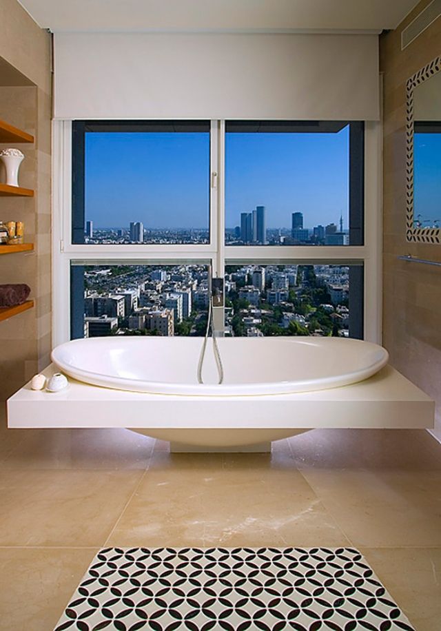 futuristiskt-badkar-för-fler-människor-placerade-direkt-vid-fönstret