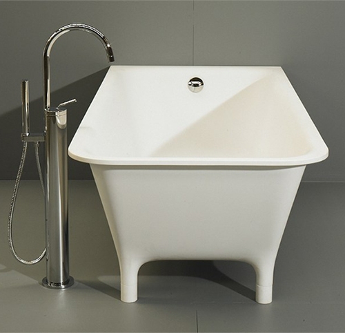 Italienska badrumsmöbler badkar vitt