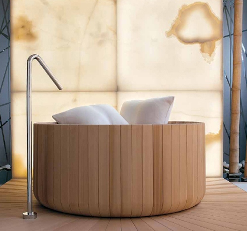 Träbadkar whirlpool-puristiskt badrum inrättat