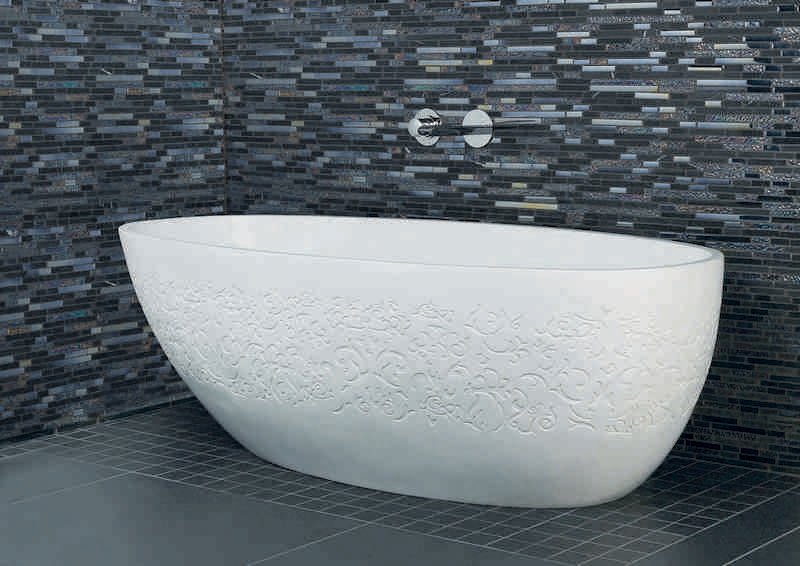 Fristående badkar-vit-oval-sten-prydnad-mosaikvägg