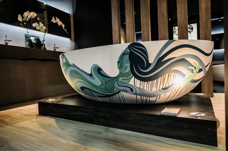 Fristående-badkar-målade-snygg-design-idé-trä-piedestal