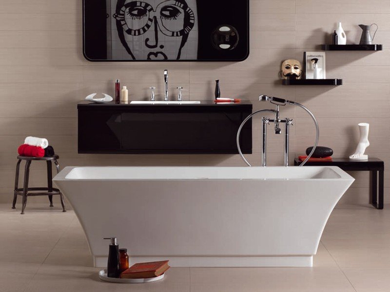 fristående-badkar-vinkel-modern-design-idéer-spegel-vägg-skåp