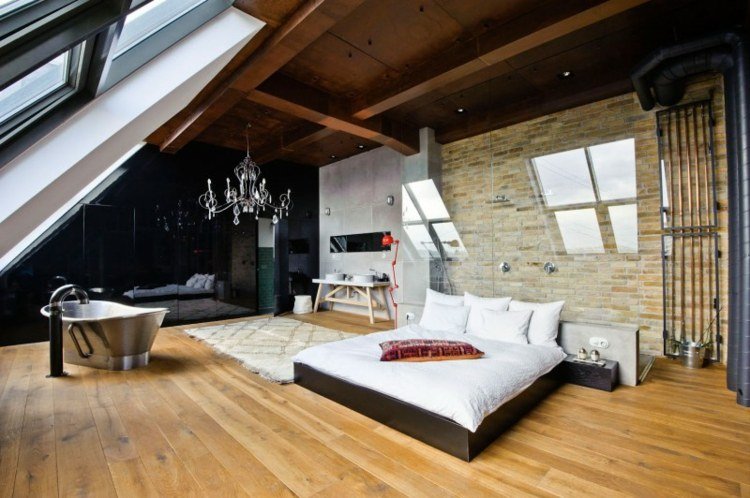 badkar-sovrum-trä-säng-golv-sluttande tak-glas-vägg-vit-matta-deco-tegel-svart-inbyggt skåp-högglans