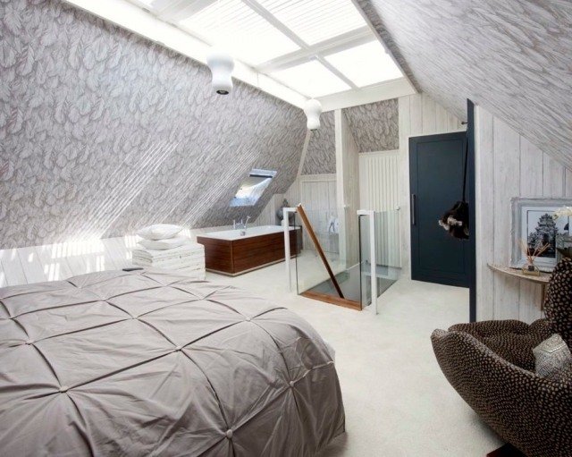 sovrum loft tapet grå fristående badkar