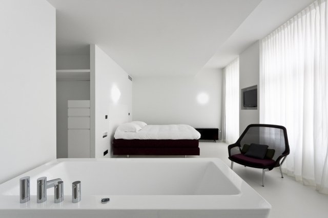sovrum badkar hotel zenden svart och vitt