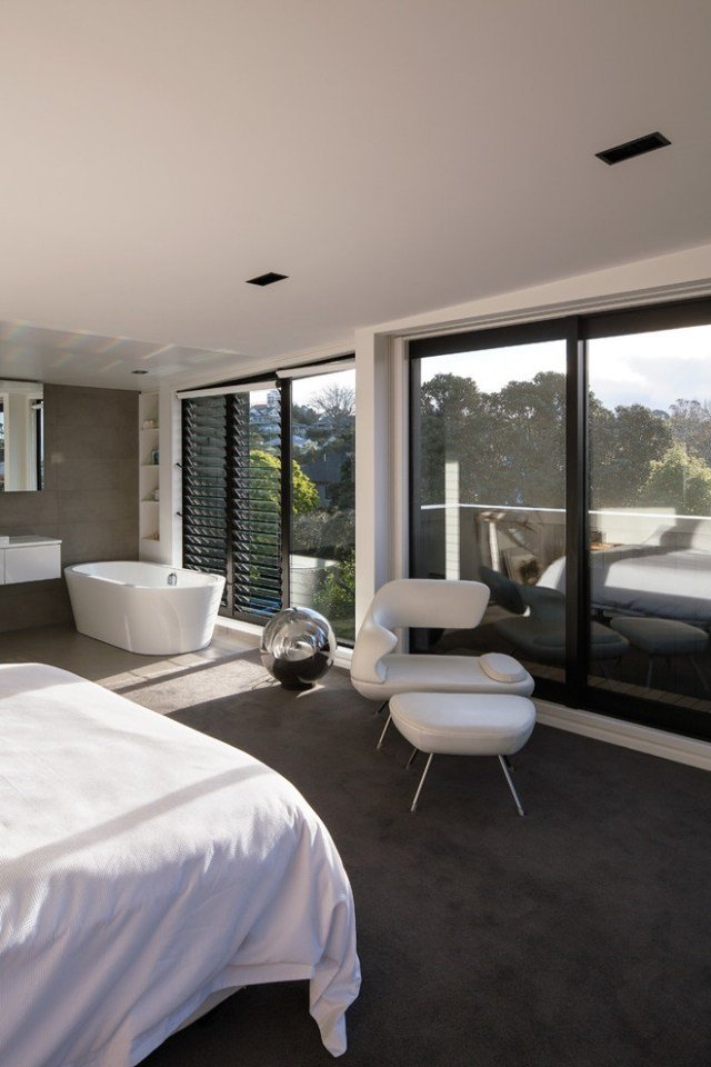 fristående badkar modernt sovrum svart och vitt
