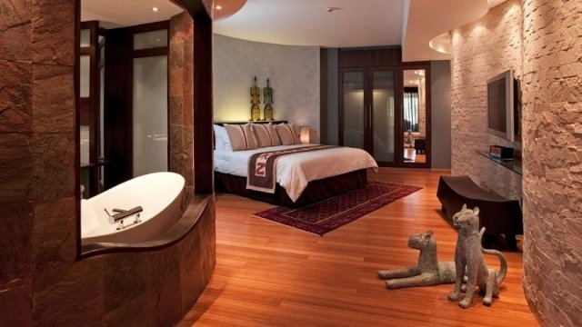badkar i sovrummet hotell bilder natursten vägg planka golv