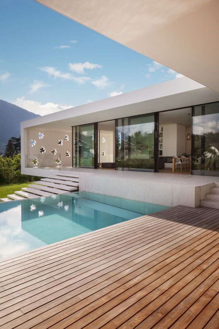 fristående enfamiljshus modern byggnad arkitektur meran italien pool design en våning trädgård skjutbara glasdörrar trä golvbrädor