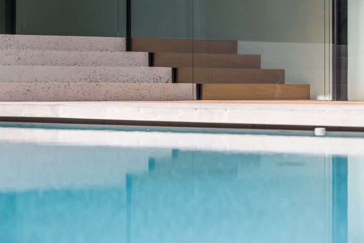 fristående enfamiljshus modern byggnad arkitektur meran italien pool design en våning helt glas konstruktion trappor pool närbild