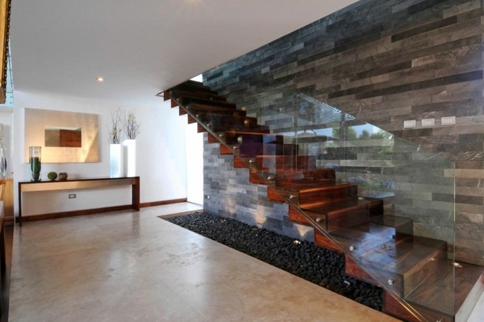 fritt flytande trappa glasräcke modern minimalistisk