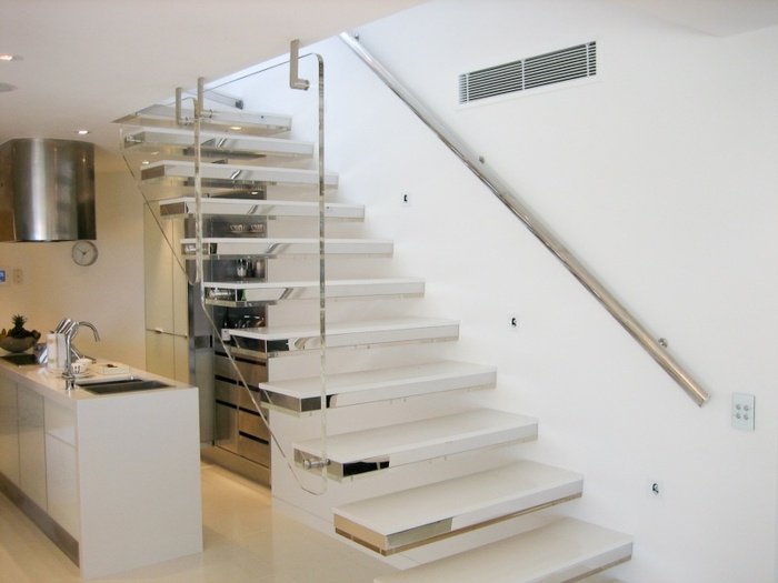 Trappor metallräcken fritt hängande, vit fribärande trappa