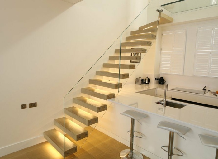 Trä trappor glasräcke belysning integrerad köksdesign