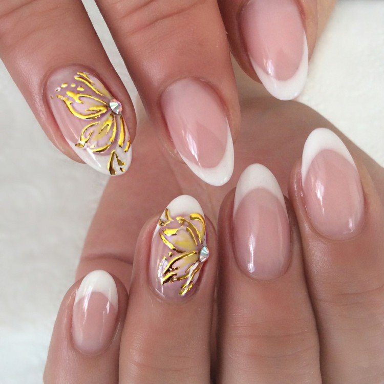 franska naglar mandelformade-gult-guld-blomma-motiv-spetsiga-vita-stenar