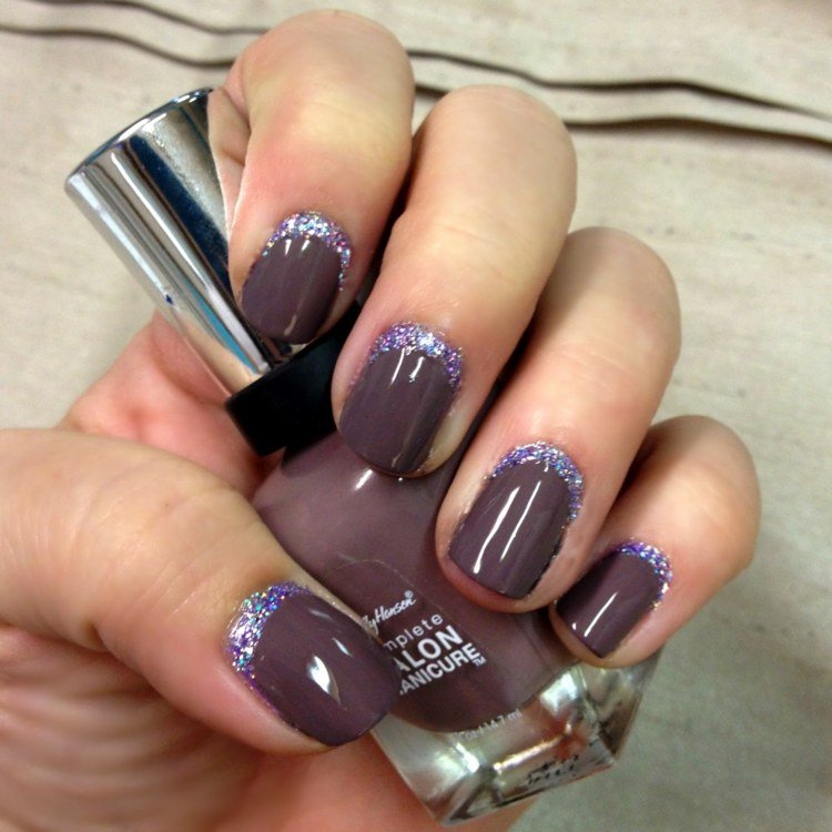 franska-naglar-upp och ner-lila-glitter-nagellack-flaska-mörkbrun