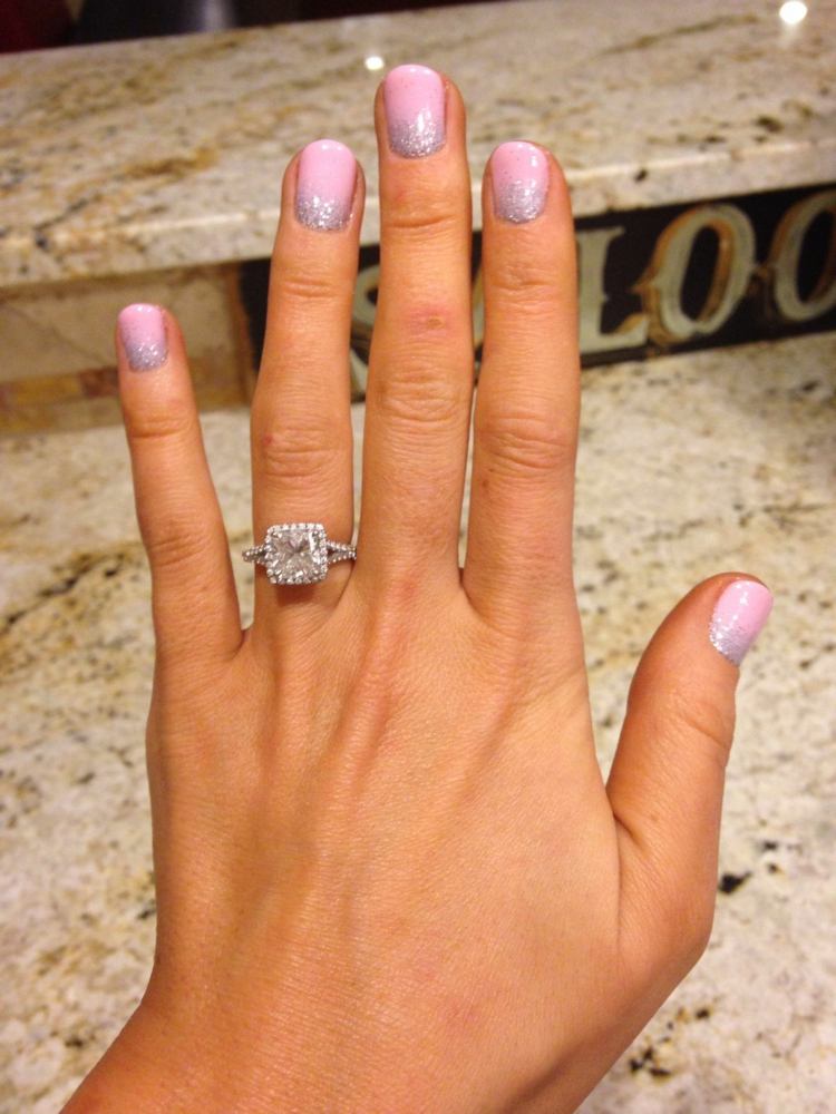 franska-naglar-runda-kort-rosa-silver-glitter-ombre-ring-stenar