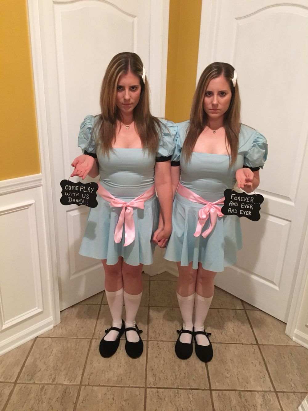 Flickvänner kostym Halloween skrämmande tvillingar pyssla kostym idé själv