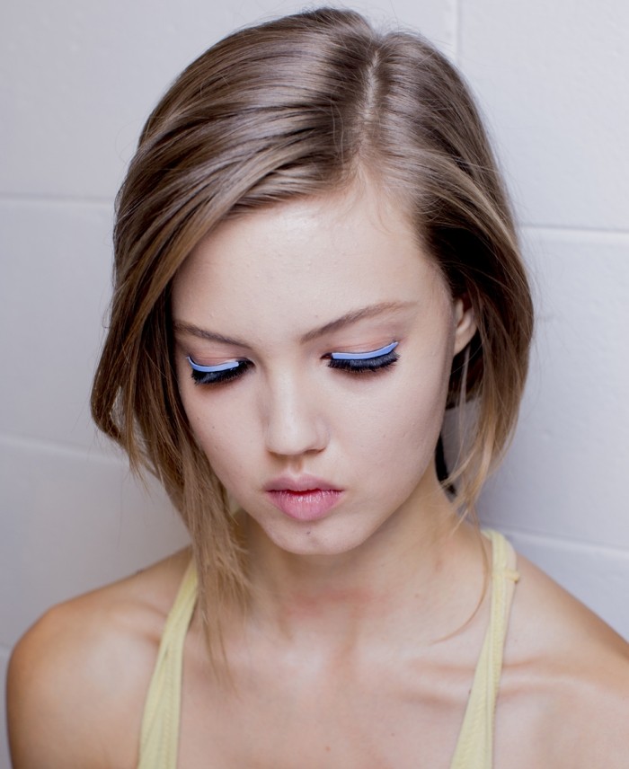 fendifärgade ögonlock-eyeliner-drag-blå-toner-smink-trender-2015-vår