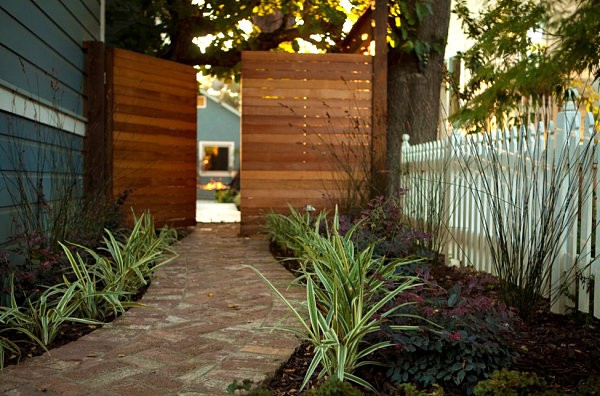 vårstädning i trädgården tips gångväg tegelstaket staket vitt