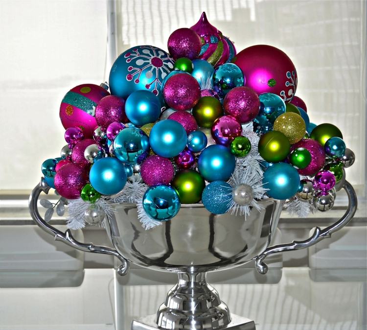 dekoration för julbord dekoration färgglada bollar blå rosa grön