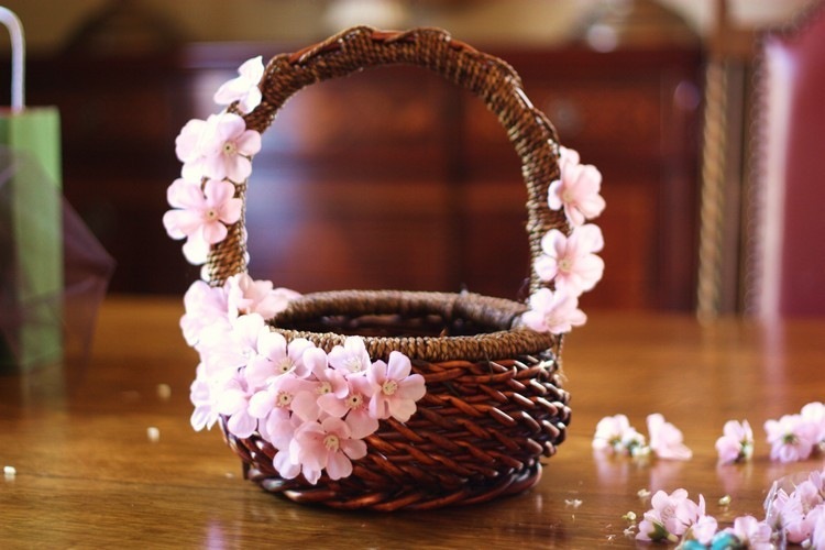påsk-dekoration-påsk-korg-siden-blommor-klistermärken