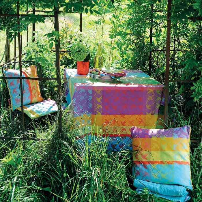 Trädgårdsdukar-färgglada-mille-kolibrier-iris-vackra-mönster-blickfångare