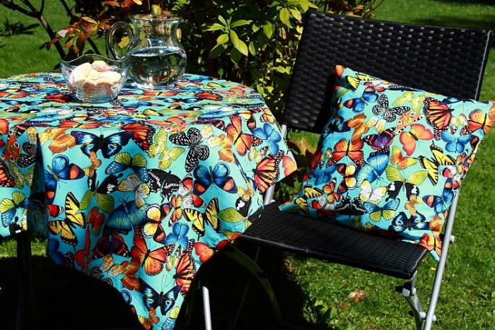 Trädgårdsdukar-kuddfodral-fjäril-design-färgglada-glada-turkosblå