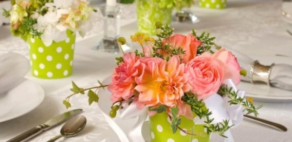 bordsdekorationer idéer vårrosa blommor silver bestick