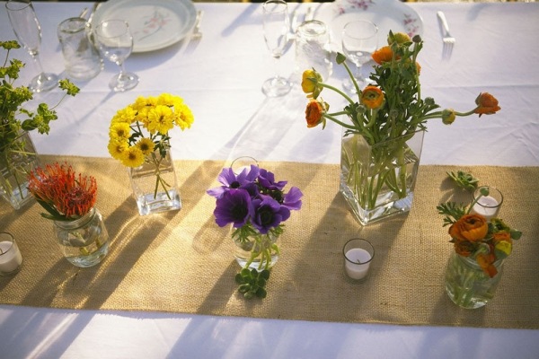 bordslöpare vårliknande dekoration med blomglasbehållare
