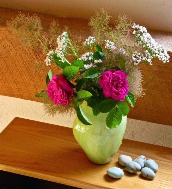 Snittblommor rosor valerian sovrum blommor bukett dekoration idéer