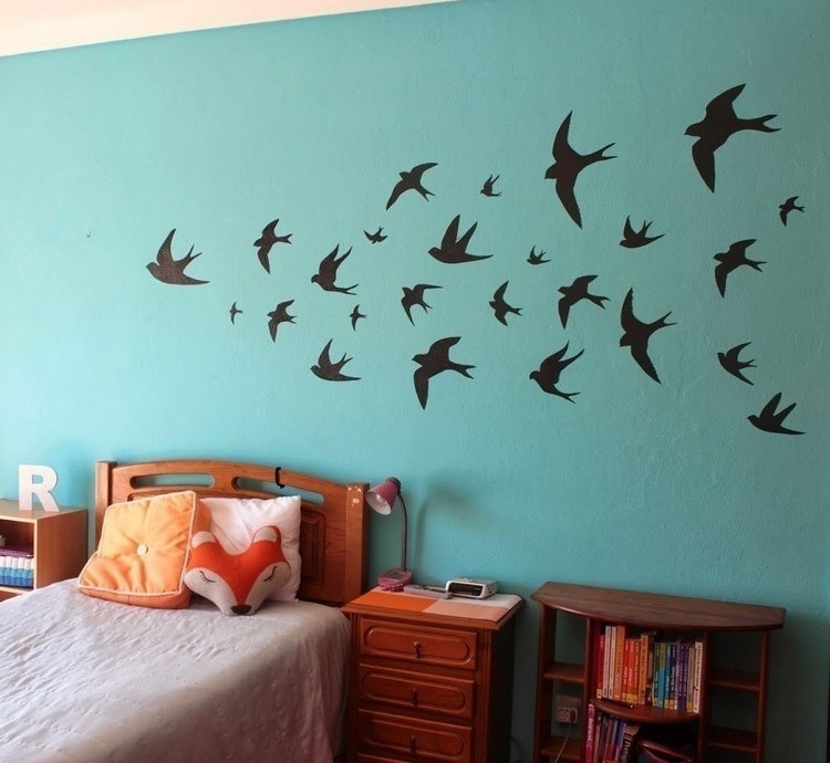vår-deco-idéer-barnrum-turkos-vägg-färg-svart-svälja-deco