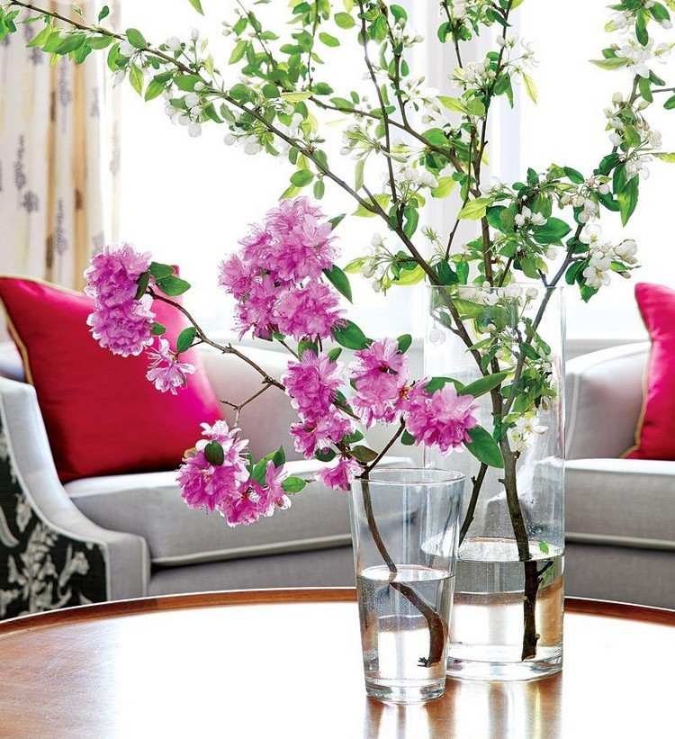 vårdekoration-idéer-vardagsrum-blommande-kvistar-glasvaser-soffbord