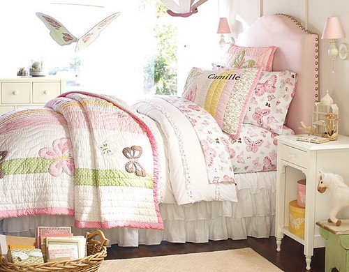 Flickor förskola ungdomsrum fjärilar rosa säng sänggavel