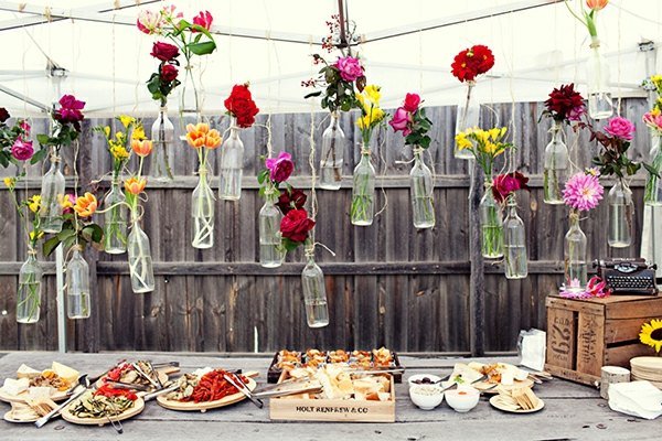Trädgårdsfest dekoration idéer blommor vintage bord