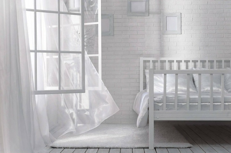 vår-doft-i-huset-fönstret-frisk-luft-vit-sovrum-säng