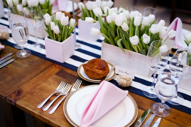 Blomsterarrangemang bord ränder bord löpare maritima tema våren