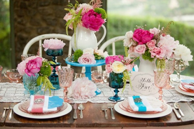 rosa romantisk bordsdekoration vårrutig bordslöpare
