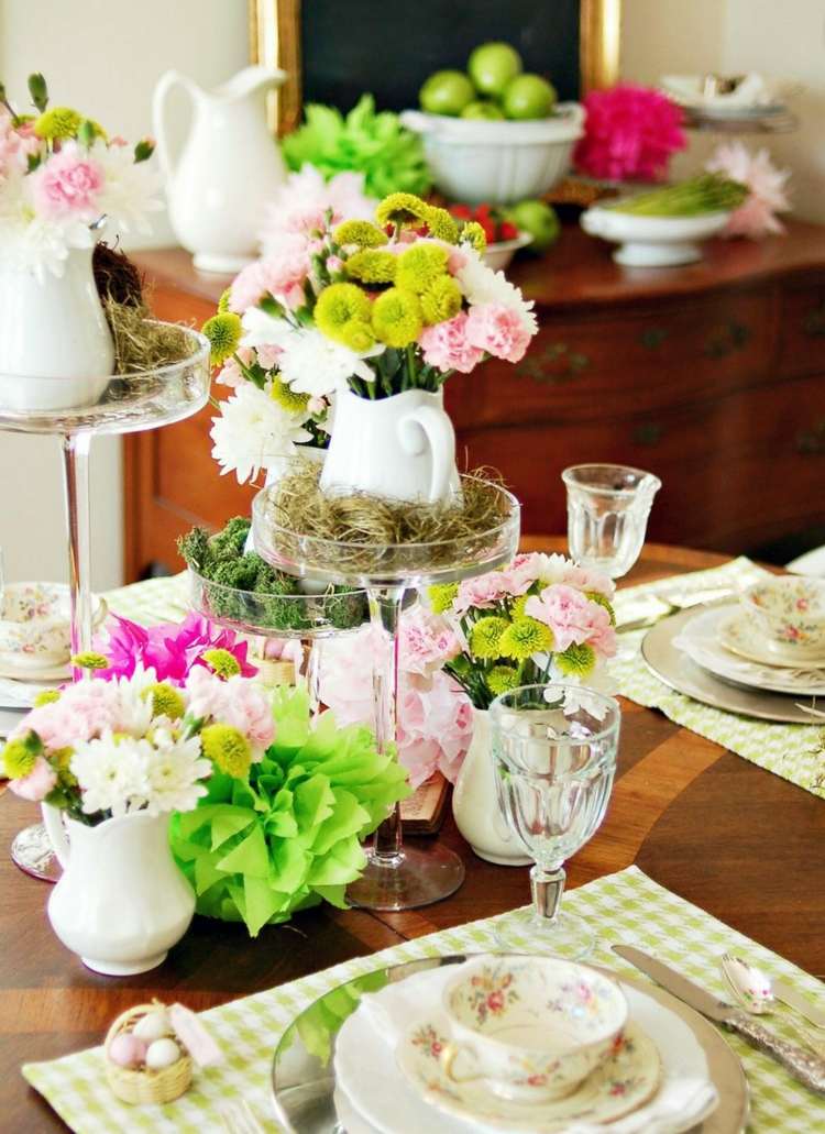 vår-dekoration-på-bordet-blommor-färgglada-plats-mattor-rutiga-vaser