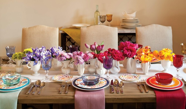 vårdekoration på bordet regnbågsfärger-blommor-lila-rosa-gul