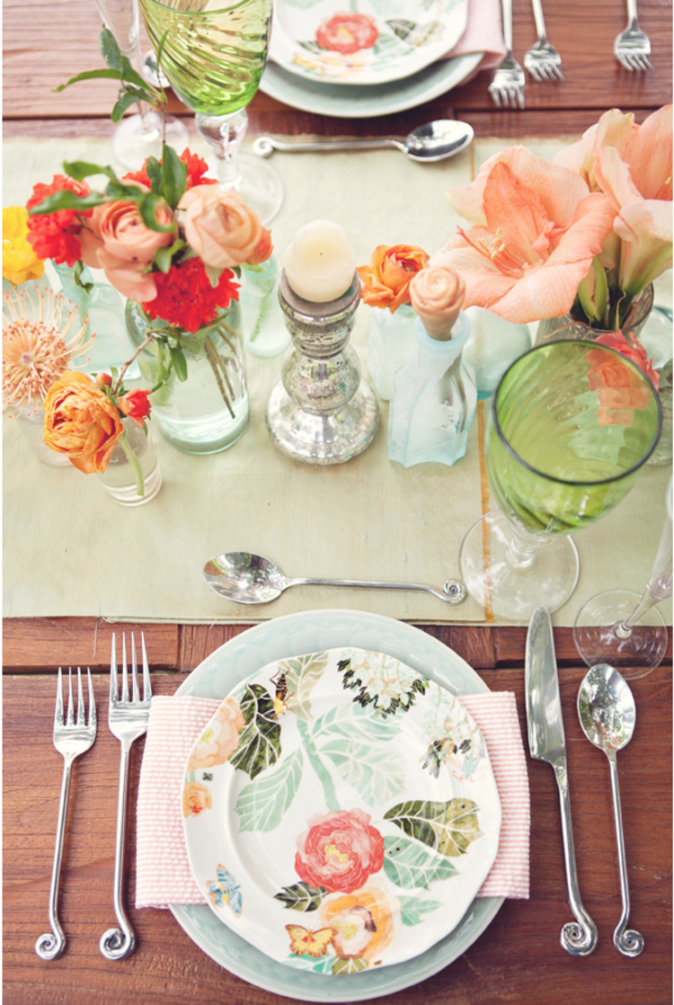 vår-dekoration-på-bordet-mönster-tallrik-blommor-trä